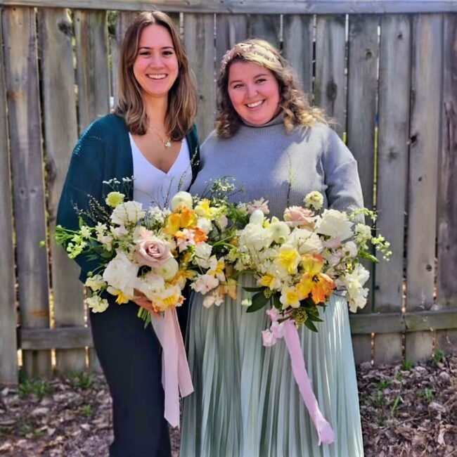 CLASS 2 -GARDEN STYLE BOUQUET DESIGNED IN A CHICKEN WIRE ARMATURE CLASS 2 -GARDEN STYLE BOUQUET DESIGNED IN A CHICKEN WIRE ARMATURE